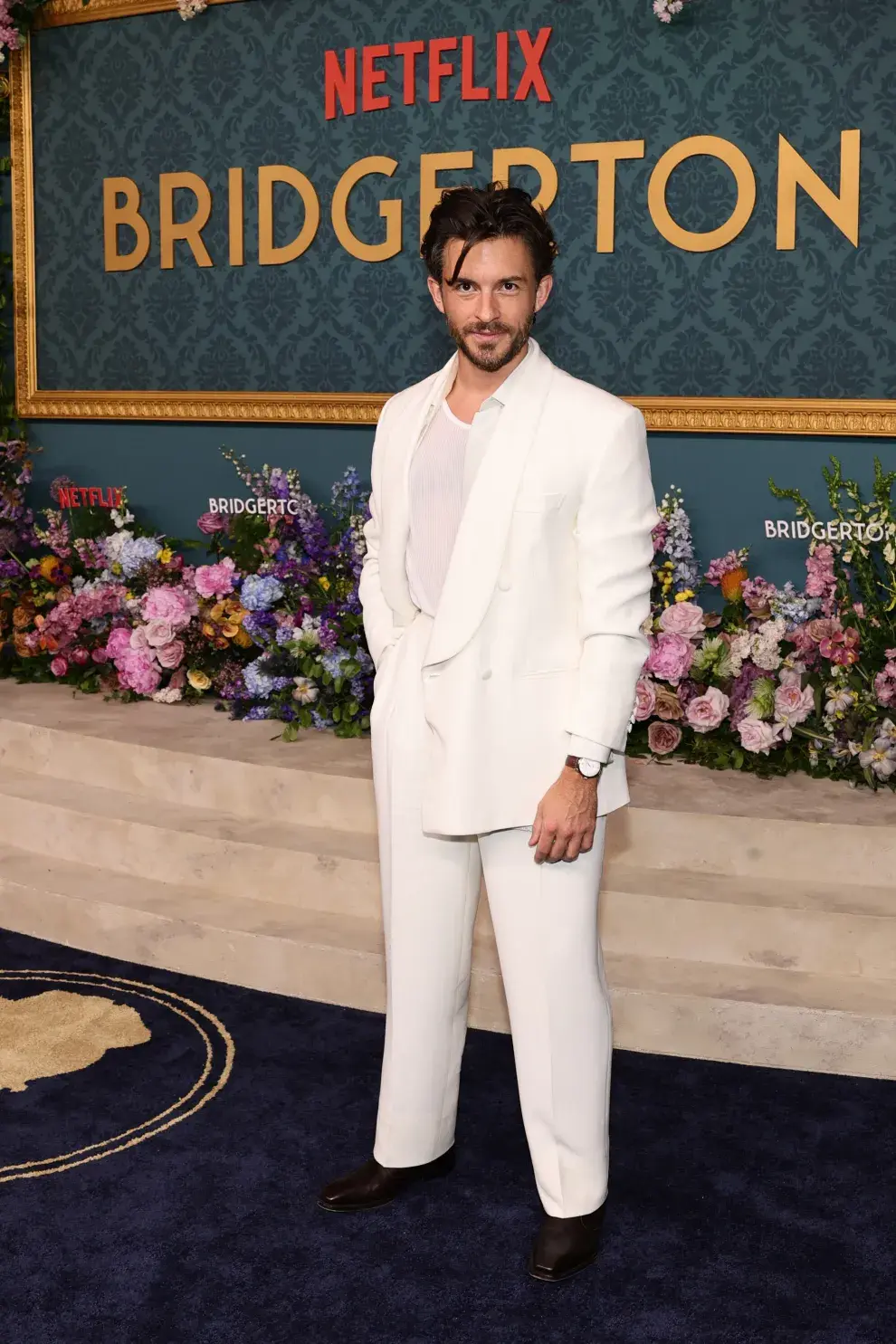  Jonathan Bailey en la premiere de la temporada 3 de Bridgerton.