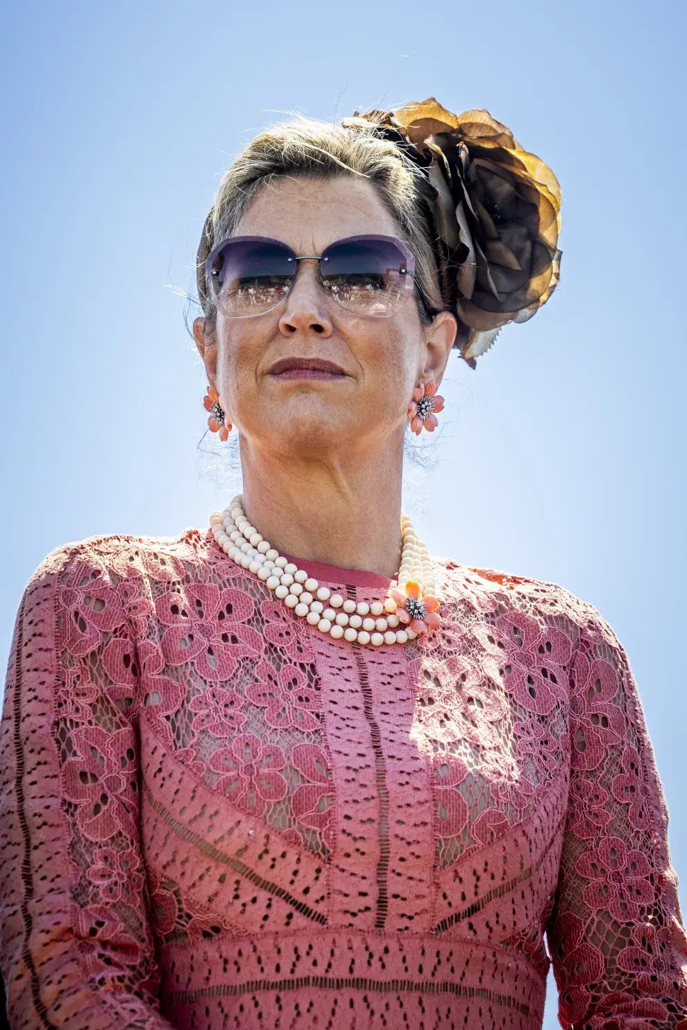 Con un vestido rosa viejo de encaje y sumándose a la tendencia de las perlas, Máxima sorprendió a todos cambiando sus zapatos de taco por unas zapatillas súper cancheras.