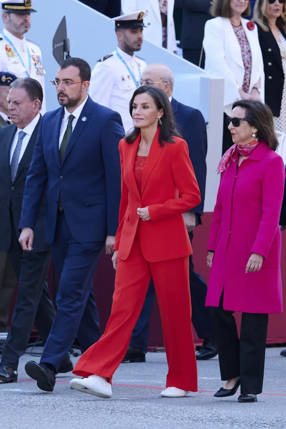 El rojo rubí es el color de año y este total look es un fuego. Las zapas blancas son el toque ondero que lo hace diferente.