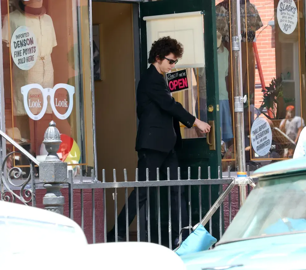 Con el look más clásico de Dylan: total black y lentes, así lo vimos a Timothée en las calles de New Jersey.