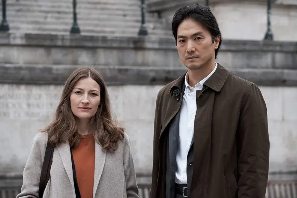 Kelly Macdonald y Takehiro Hira en Giri/Haji, miniserie de Netflix.