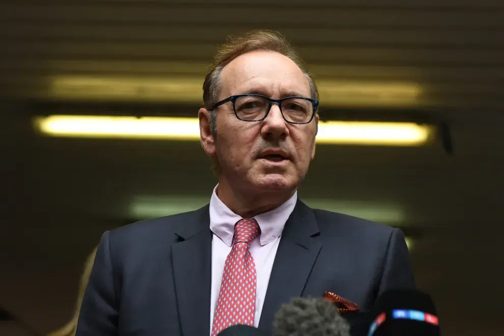 Kevin Spacey habla con la prensa tras salir del tribunal en Londres, Inglaterra.