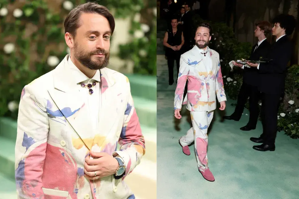 Kieran Culkin con un traje cruzado y bien colorido