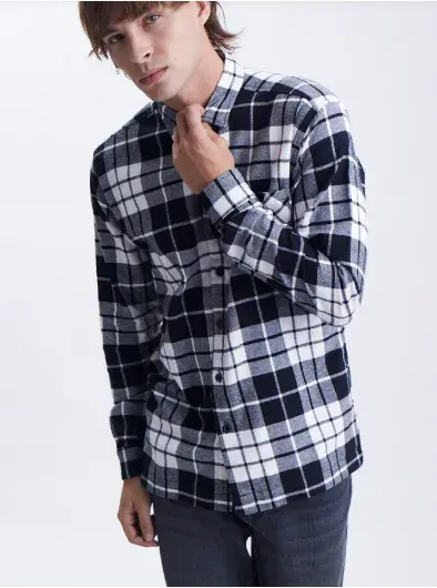 Camisa a cuadros (Lee, $68.200)