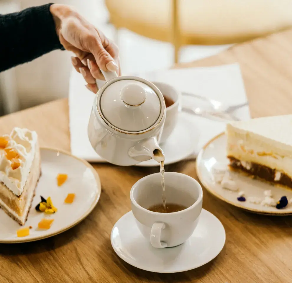 En Merienda tienen un exclusivo blend propio, llamado Merienda, que combina un té de cosecha de altura proveniente de Assam, dulce de leche, almendras, grosella y arándanos.