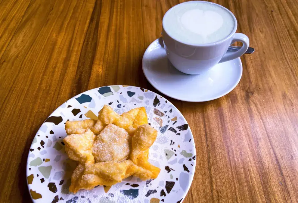 Pastelitos y churros con chocolate: dos opciones dulces para el team goloso.