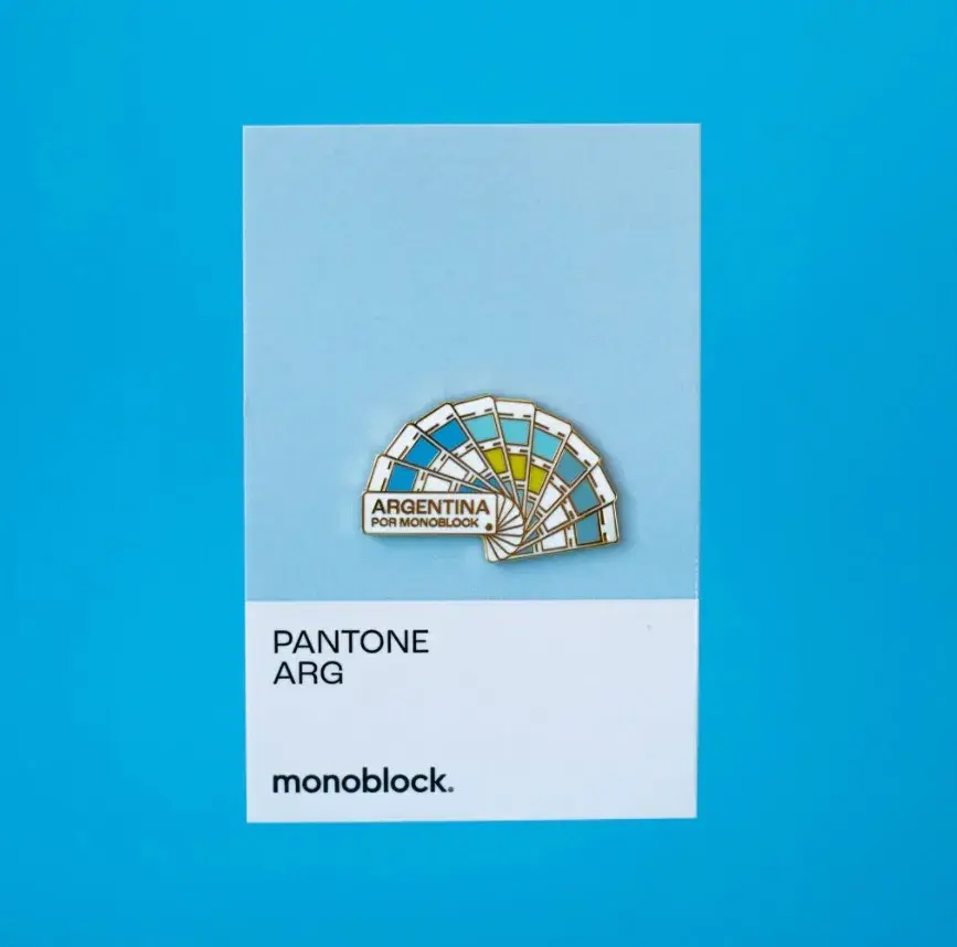 Escarapela lograda con tarjetas de color estilo Pantone. Es de @monoblock