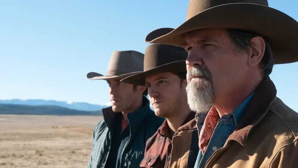 Tom Pelphrey, Lewis Pullman y Josh Brolin en Outer Range, serie de Prime Video.