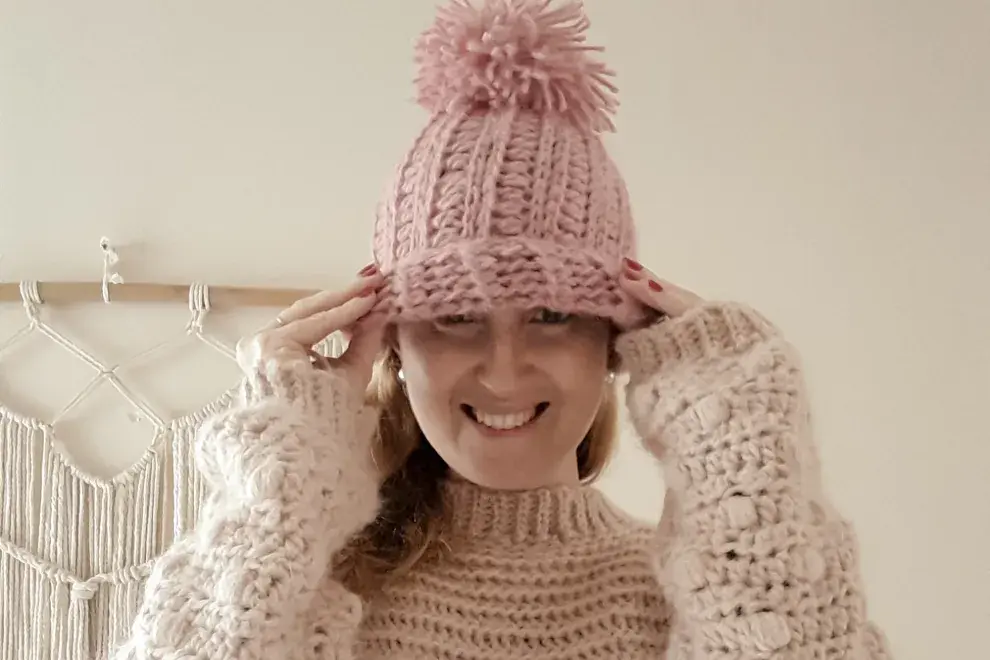 Naty, de @lasmononas.arg, nos comparte un tutorial gratuito para tejer un gorro de lana y un cuello para el invierno