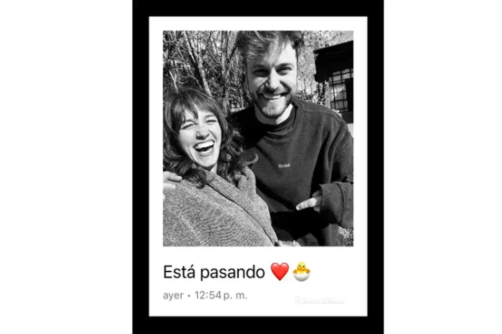 La pareja publicó una foto en blanco y negro, y un emoji de un pollito que revela la espera del nuevo integrante, de ellos dos y en el epígrafe escribieron: “Está pasando”.