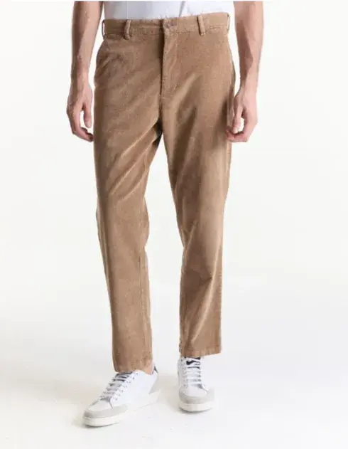 Pantalón corte chino de corderoy (Equus, $74.990)