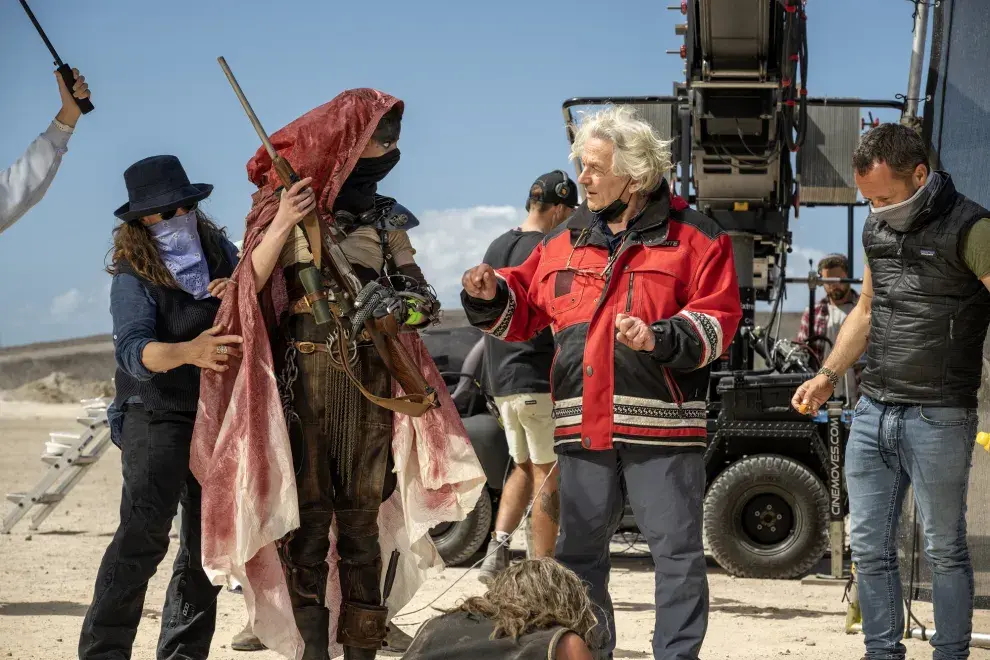 George Miller dirigiendo a nuestra Anya en una escena de Furiosa.