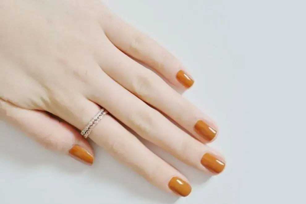 7 diseños de nail art que llevan el tono mostaza al límite.