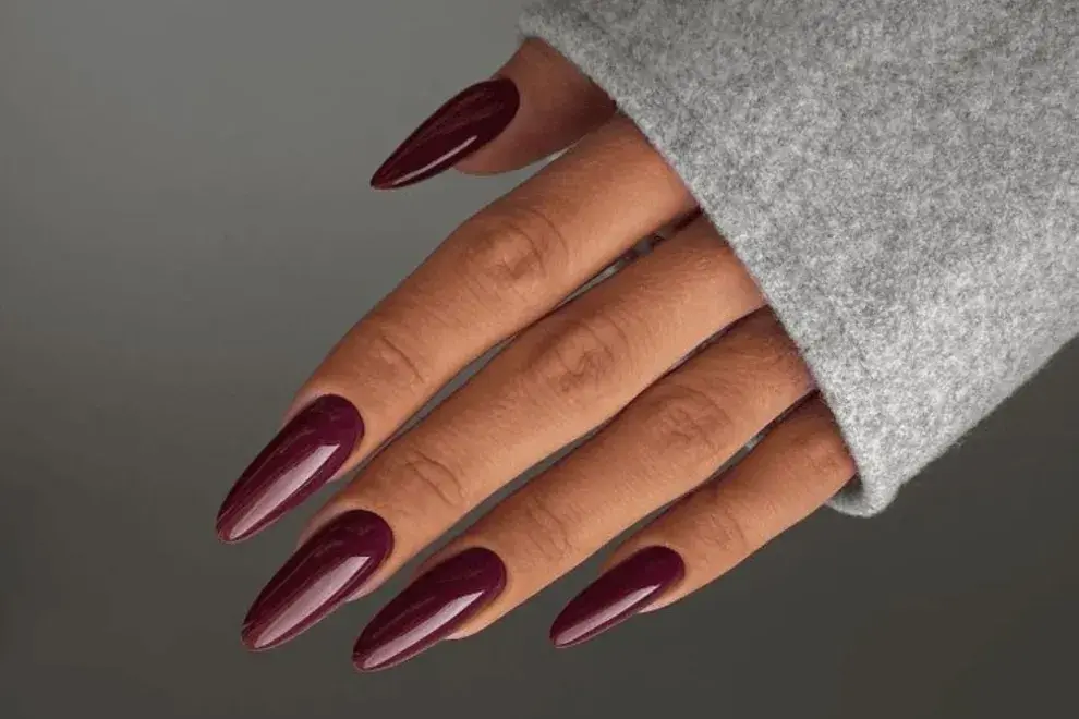 8 diseños de uñas malbec que son tendencia esta temporada.