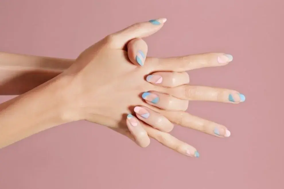 7 diseños de nail art que son ideales para los amantes del arte abstracto.