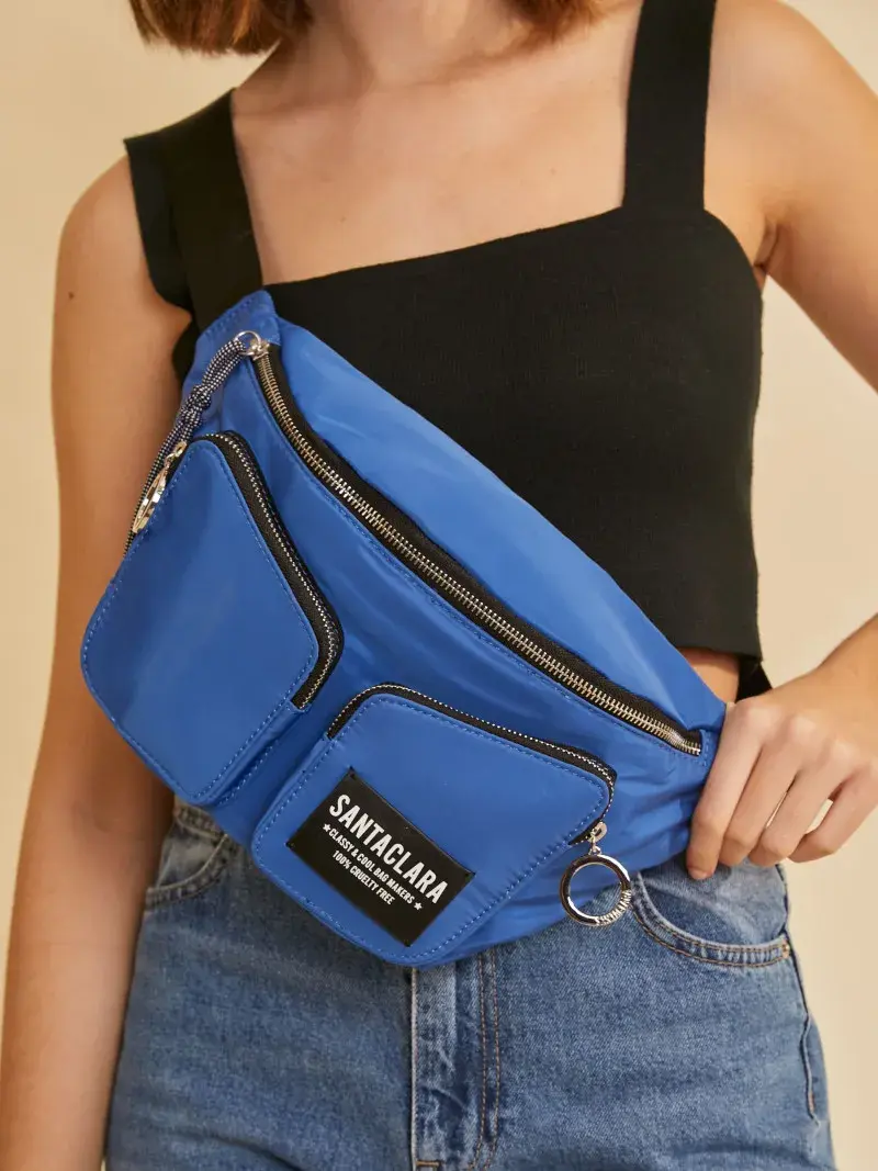 En azul y con muchos bolsillos, para llevar todo lo que necesitás. @tiendasantaclara
