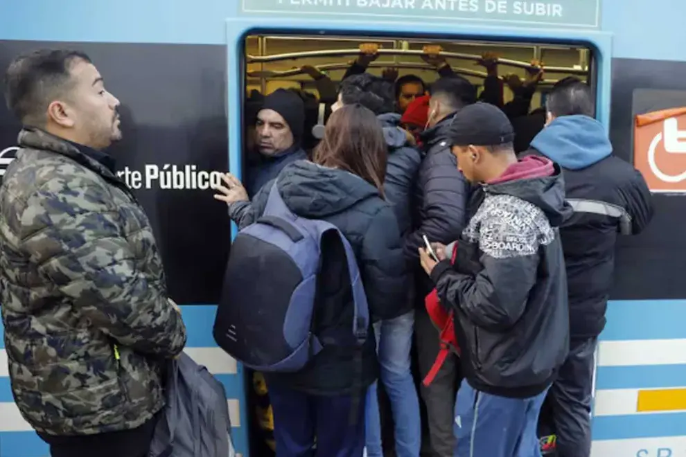 La medida de fuerza es impulsada por el gremio La Fraternidad, que reclama un aumento salarial. 