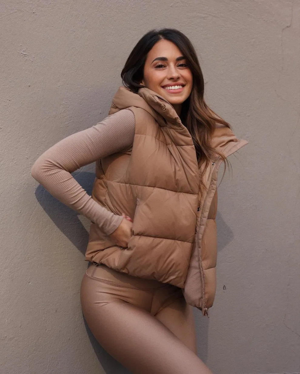 Fanática de los looks monocromáticos, este lo completó con un chaleco puffer... súper abrigadito.