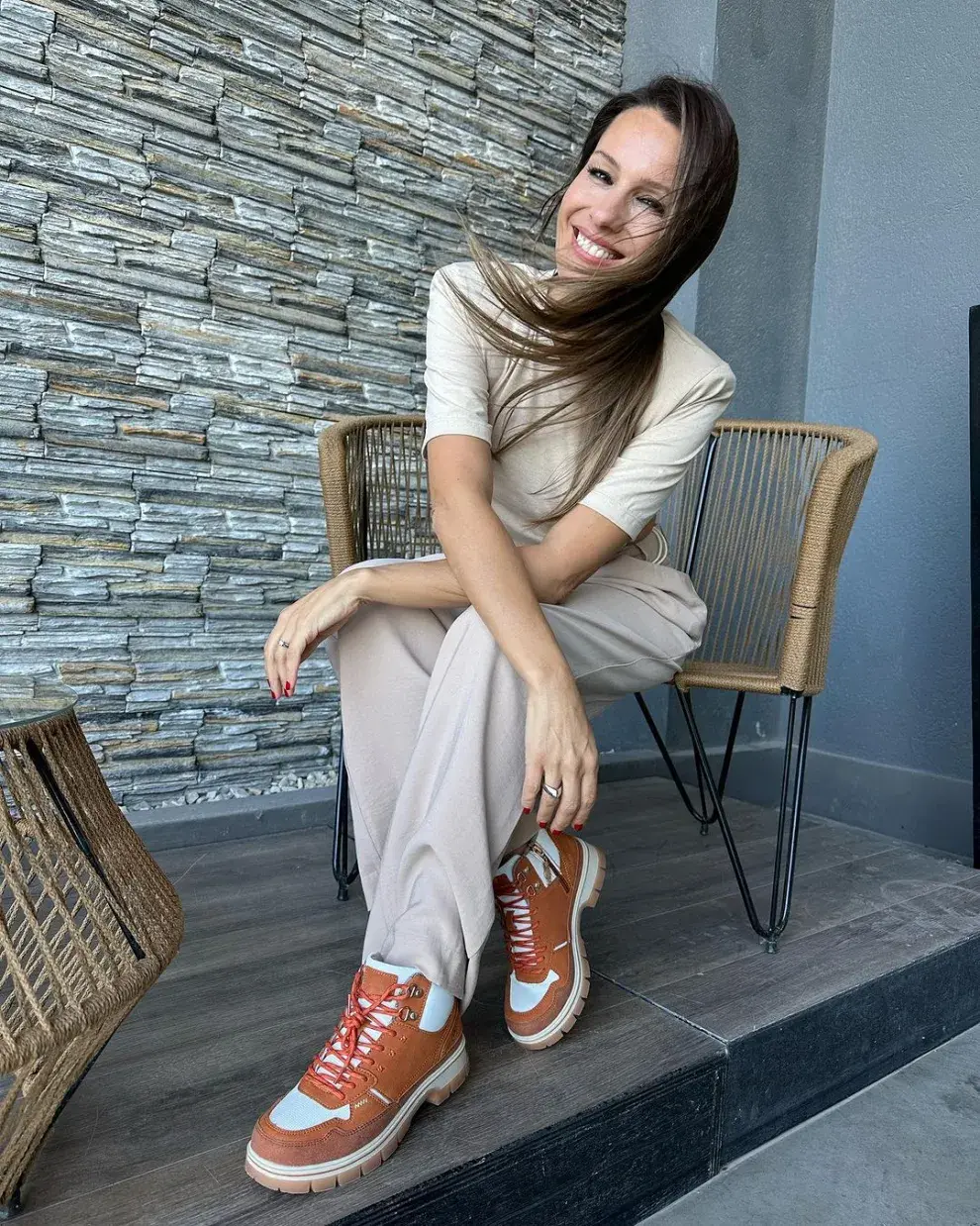 Con un conjunto de lino en tono beige claro, la moda monocromática es súper trendy.