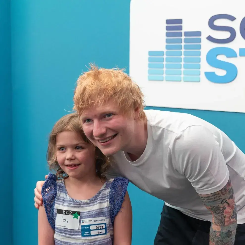 Ed Sheeran durante su visita en el hopital de niños de Boston.