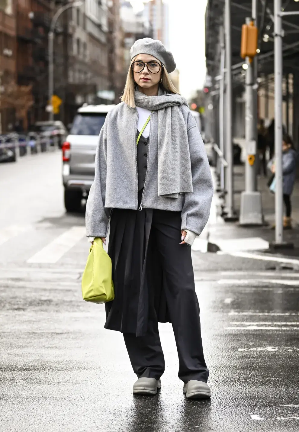 Look con falda pantalón, bufanda y boina.