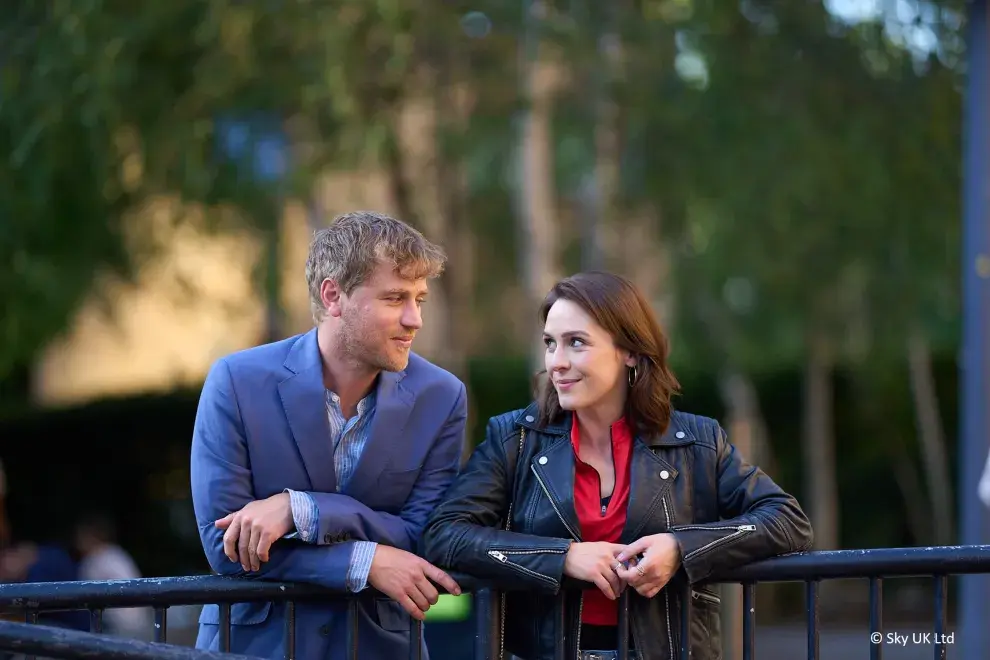 Johnny Flynn y Roisin Gallagher en la serie británica The Lovers.