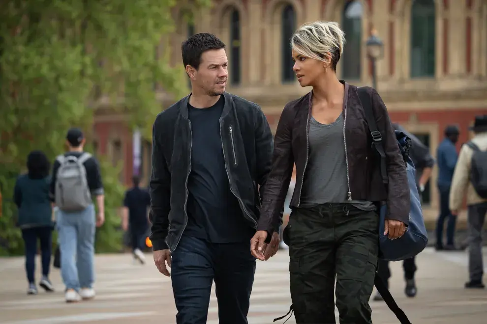 Mark Wahlberg y Halle Berry en The Union, nueva pelicula de Netflix.