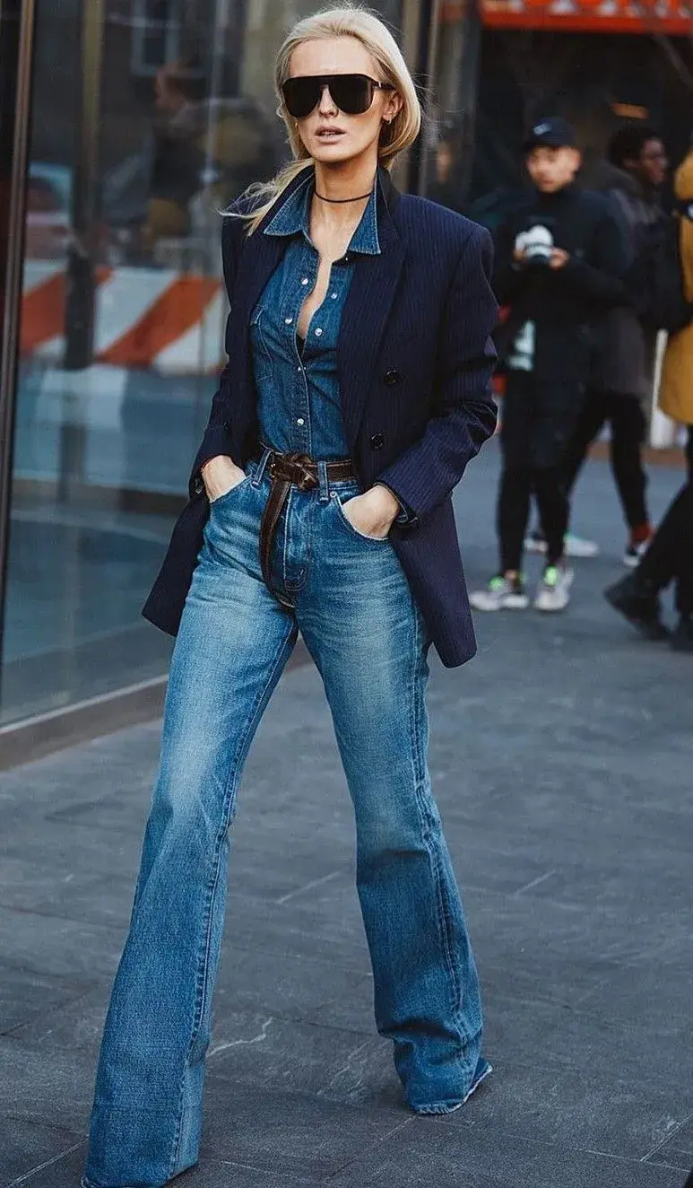 Denim con denim siempre queda bien. A tu camisa de jean sumale un blazer, para un look más formal.