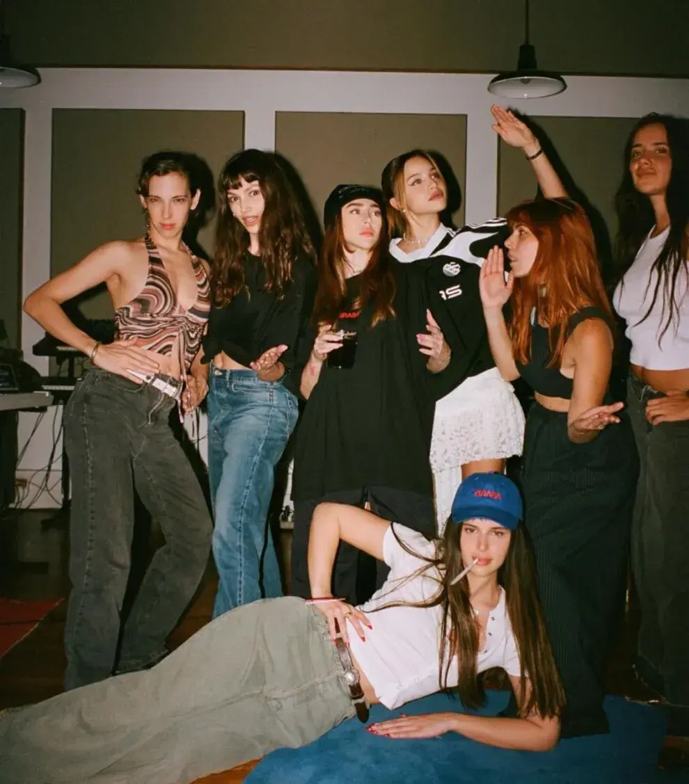 Vera Spinetta, Ursula Corberó, Nicki Nicole, Emilia Mernes, Sol Pardo, Tati Saal y Nathy Peluso.