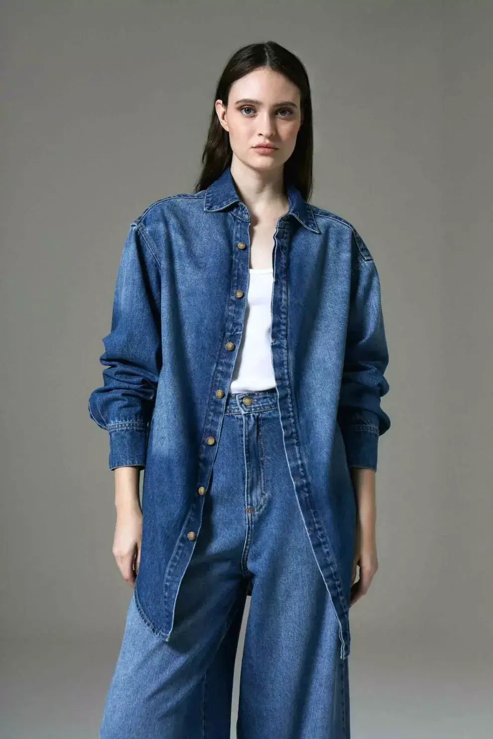 Sobrecamisa de denim: la prenda tendencia de la media estación.