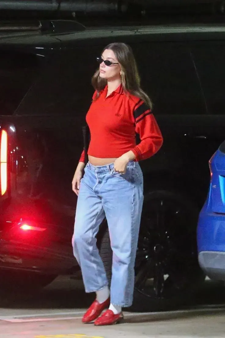 Hailey Bieber en Los Angeles con su marido. Un look casual con prendas rojo, color tendencia del año. Medias y mocasines, nos encanta! 