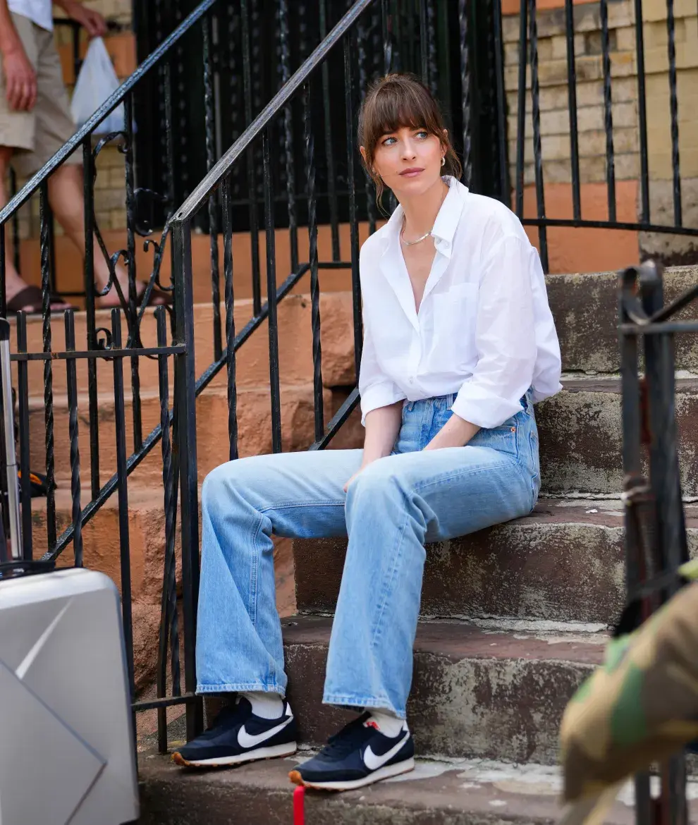 Clean & cool look 1: Camisa sastrera corte clásico, jean recto y zapatillas Nike. Pocas y pequeños accesorio. Menos es siempre más!