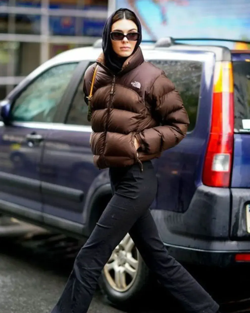 Mujer en la calle vistiendo una cut jacket.