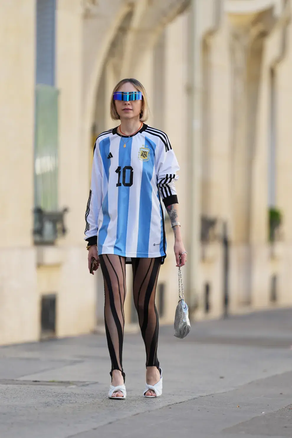 Blokecore: Camiseta de fútbol, es la de Messi, con medias fuseau transparentes y zapatos con taco. Un mix genial. 