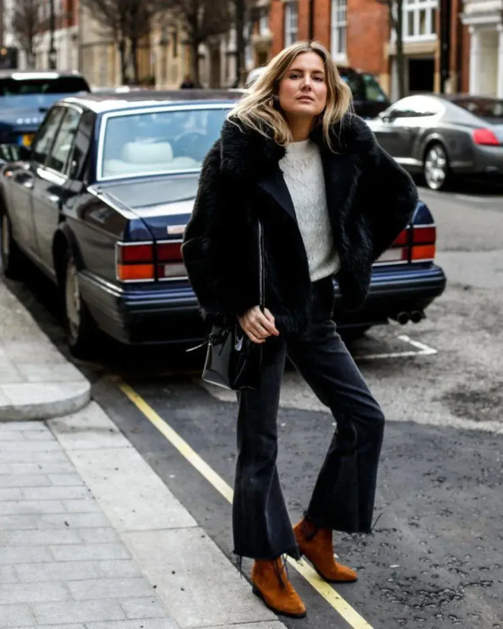 Mujer en la calle usando una campera de pelo.