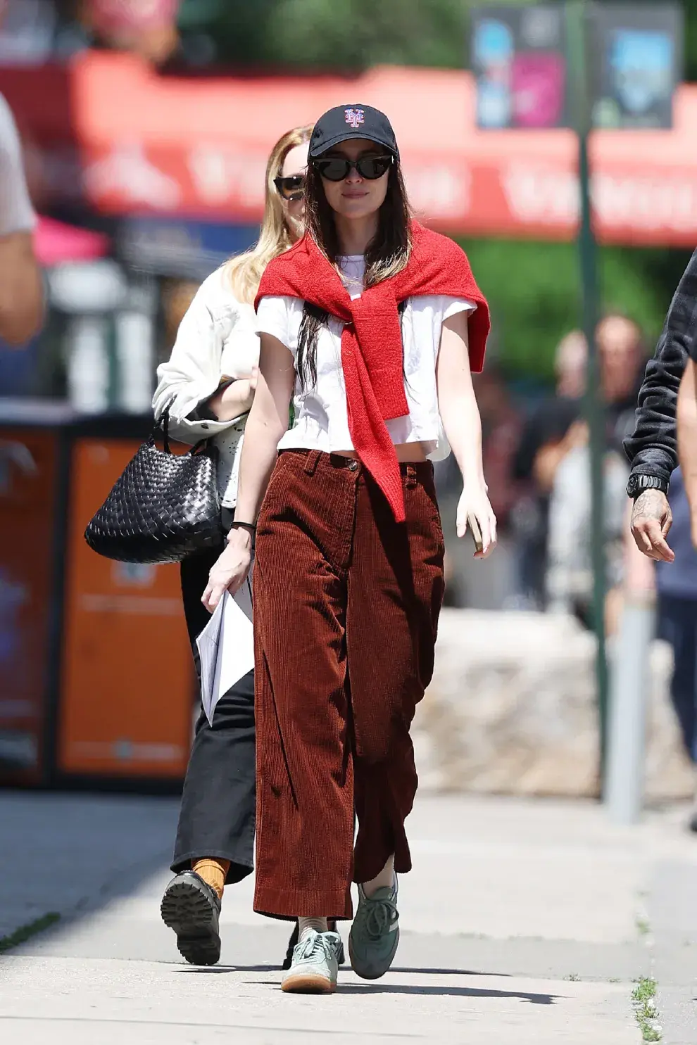 Clean & cool look 3: Remera básica, buzo rojo rubi y pantalón de corderoy recto, siempre zapas y gorra. Re sí.