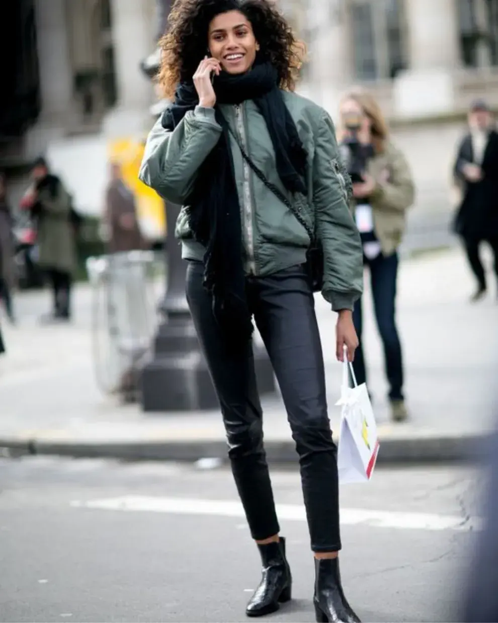 Mujer en la calle vistiendo una campera bomber.