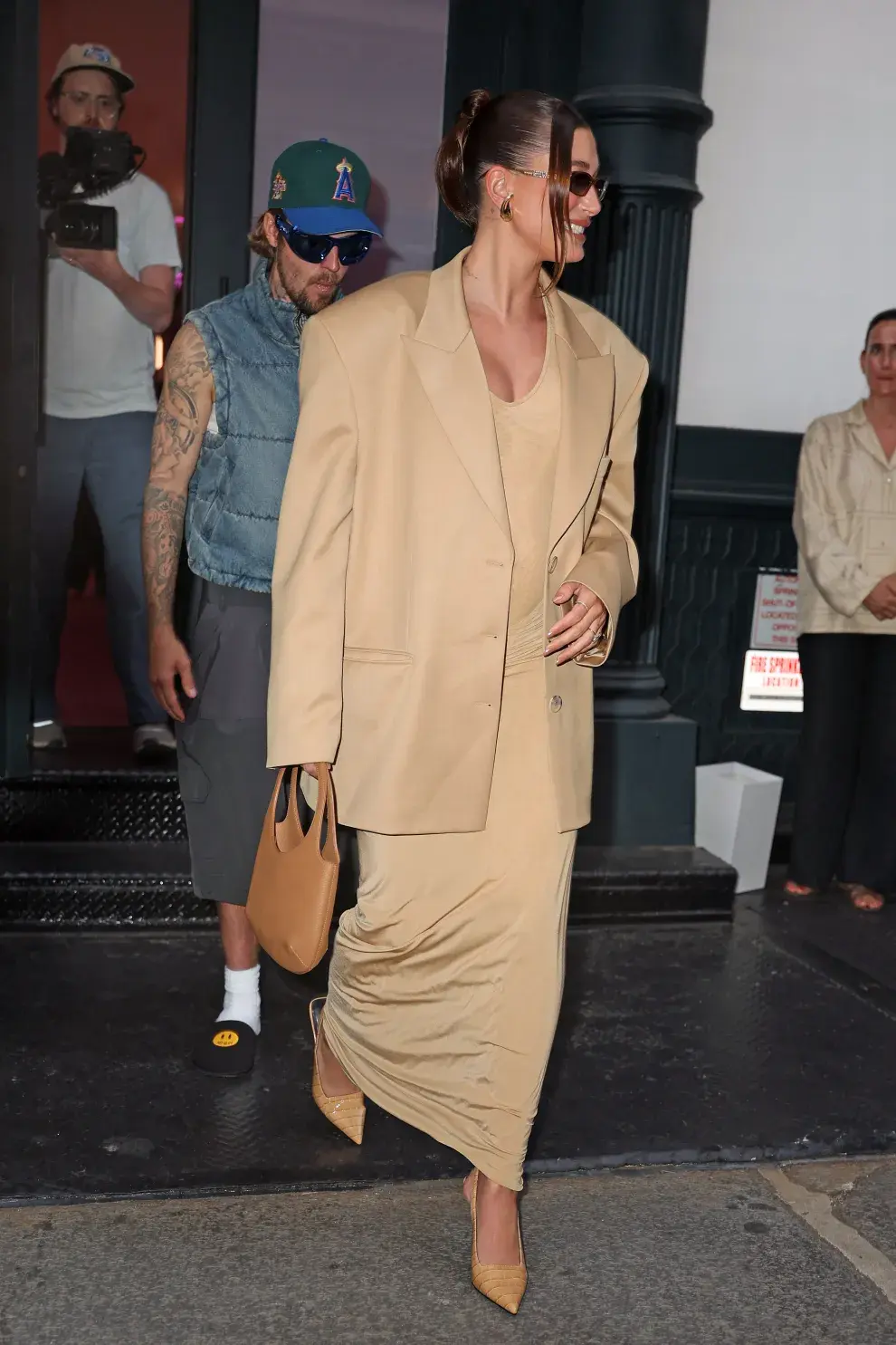 Hailey Bibier hace unos días saliendo de un restaurante en Nueva York. Un look classy.