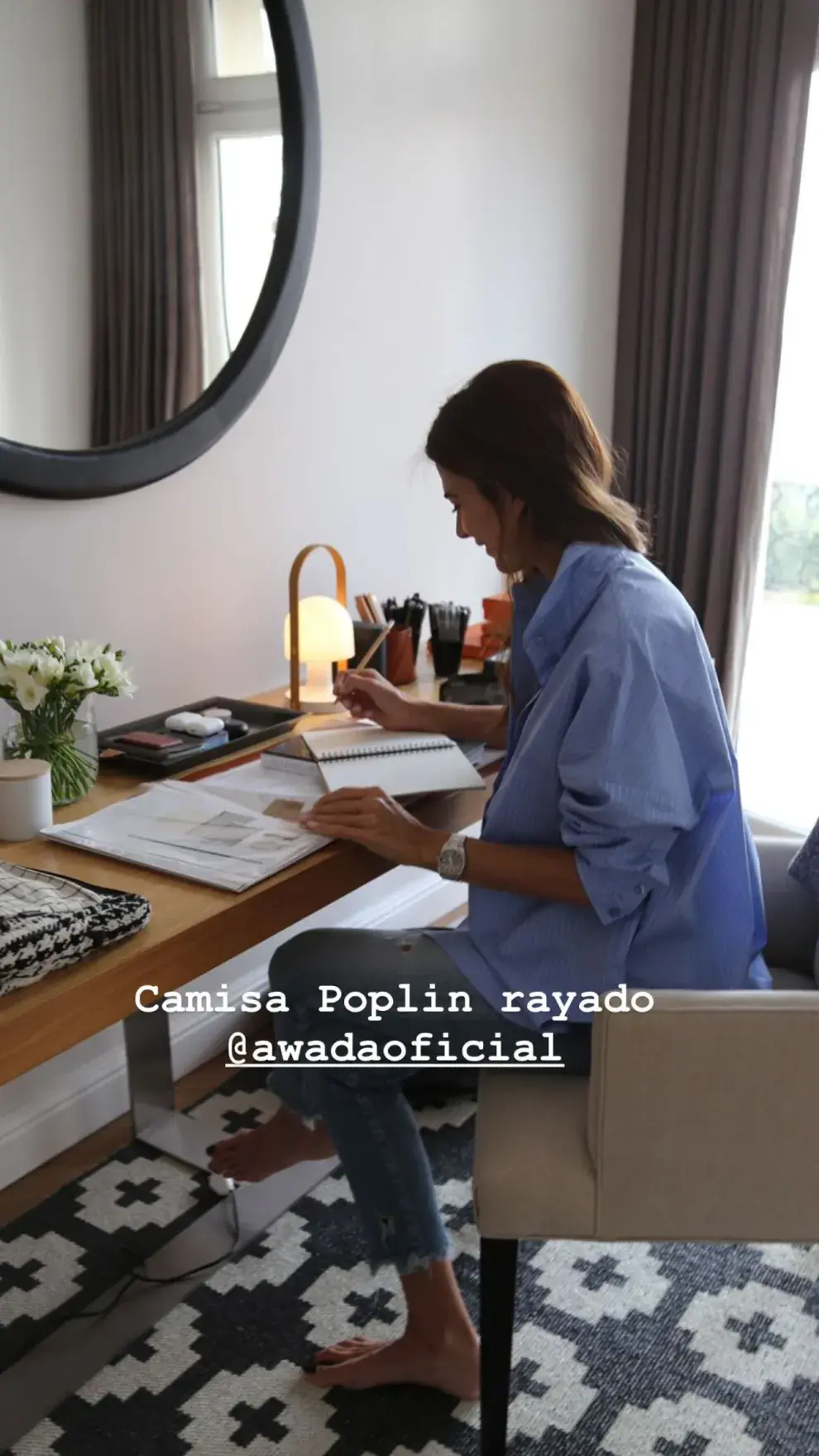 Juliana Awada luciendo una camisa oversize de su propia cápsula.