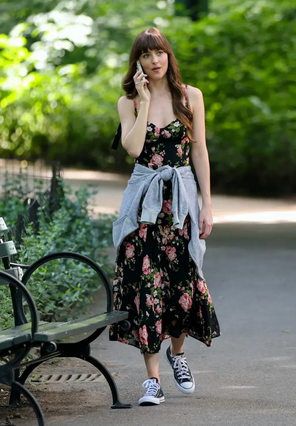 Clean & cool look 4: Vestido midi floreado, buzo gris a la cintura y zapatillas. Nada de accesorios, mucha piel. 