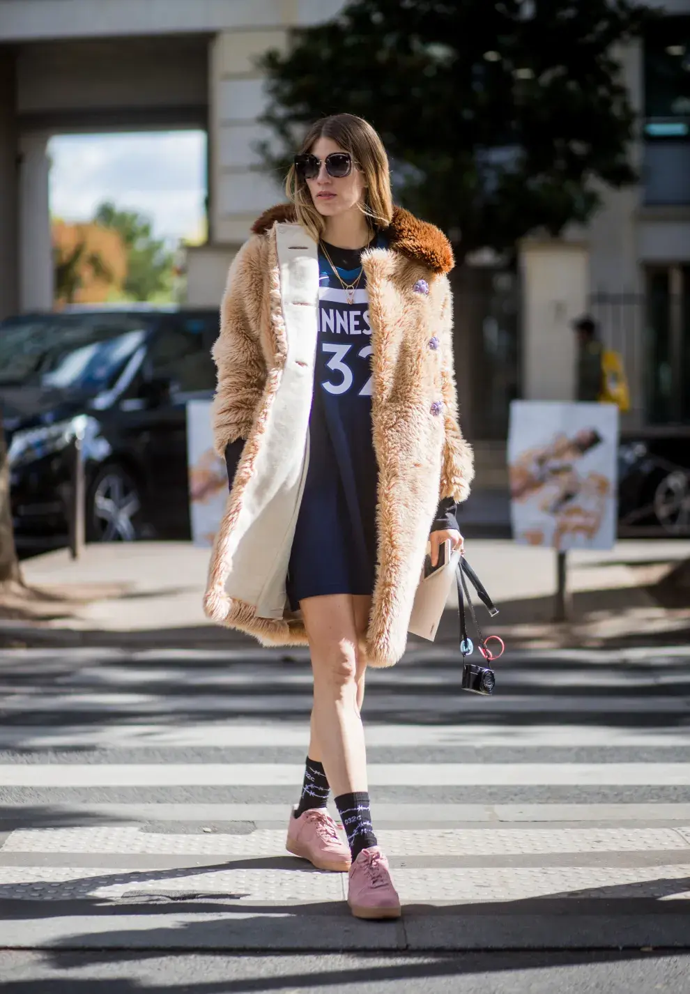 Blokecore: Camiseta de fútbol tipo vestido con abrigo de pelo, soquetes y zapatillas. Muy trendy!