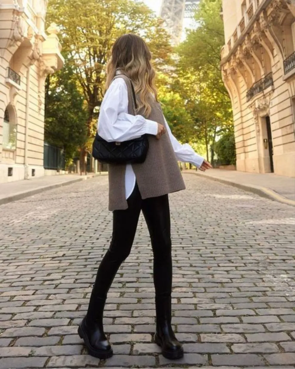 Con maxi camisa blanca, chaleco tejido y botas, perfecto para ir cómoda a la ofi.