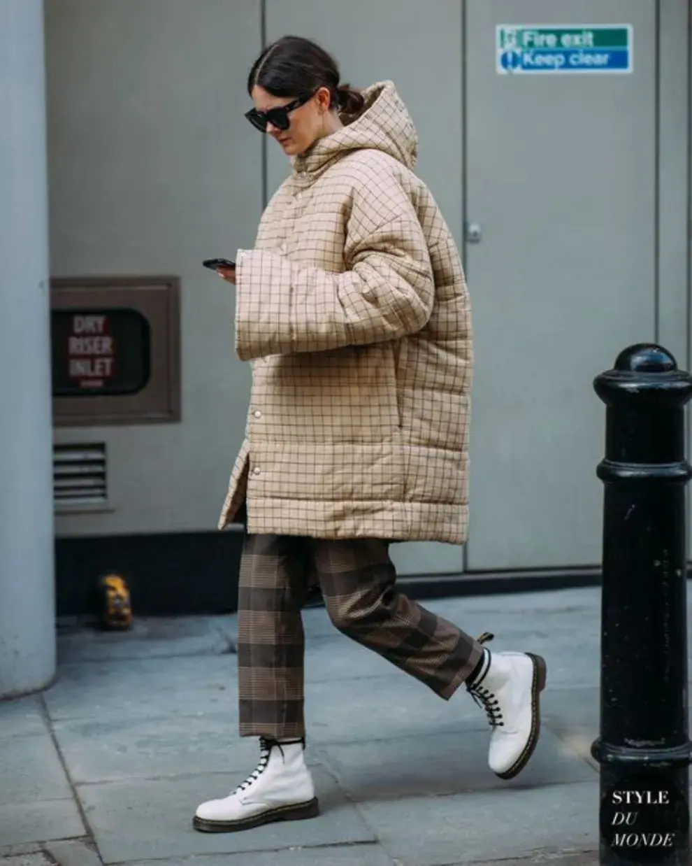 Una mujer en la calle vistiendo una campera puffer.