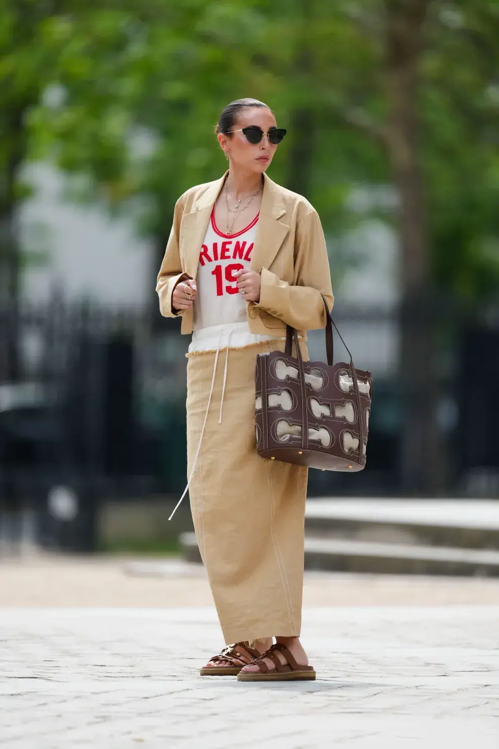 Blokecore: Camiseta de basket combinada con un conjunto de falda y chaqueta de gabardina. Elegante y chic. 