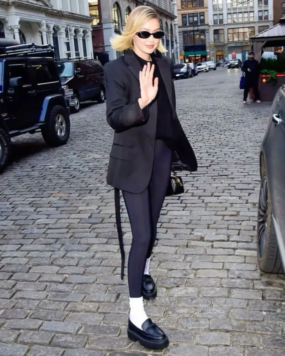 Con blazer y mocasines, en un look total black divino de Gigi Hadid.