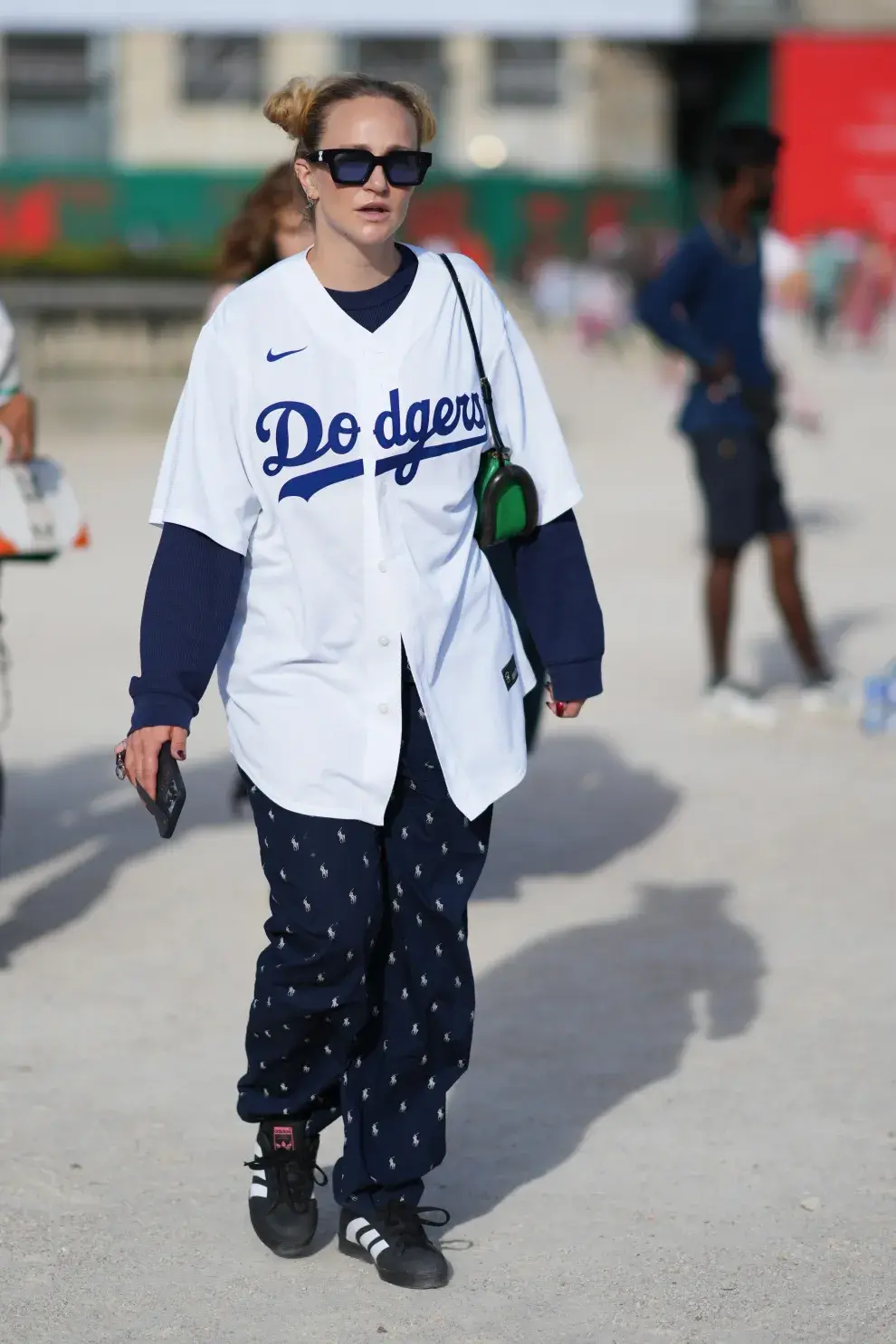 Blokecore: Camisa de baseball con pantalón jogger y zapatillas. Cómodo y canchero. 