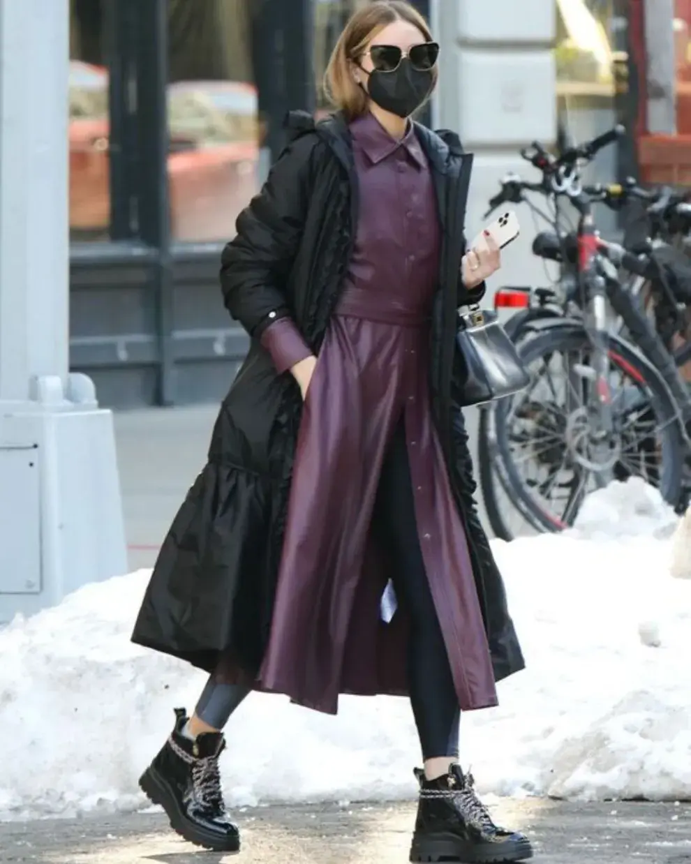 Una buena forma de usar leggings en invierno es llevarlas por debajo de un vestido semi abierto, como este look de la "it girl" Olivia Palermo.