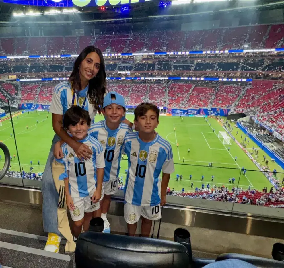 Antonela Roccuzzo con sus hijos en la Copa América 2024.