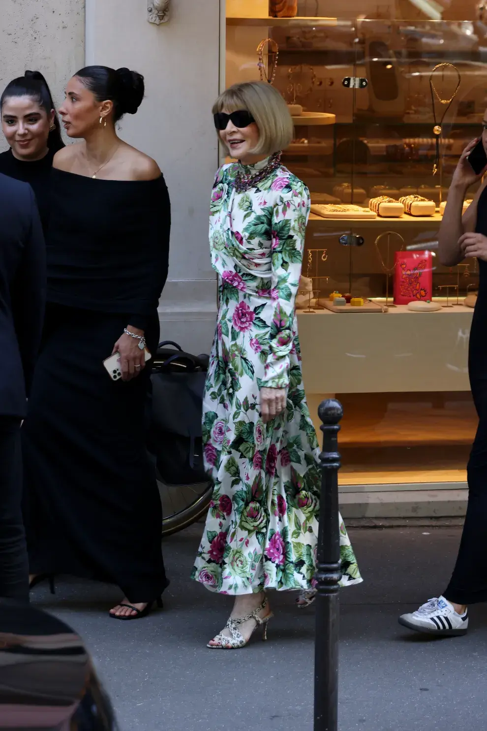 La reina de la moda, Anna Wintour, llegó al desfile de Balenciaga para cortar un poco con el negro: su vestido estampado con flores, con falda amplia y delantera drapeada es un sueño. ¿Otros detalles que amamos? Su collar por encima del vestido y sus sandalias, con estampa de animal print.