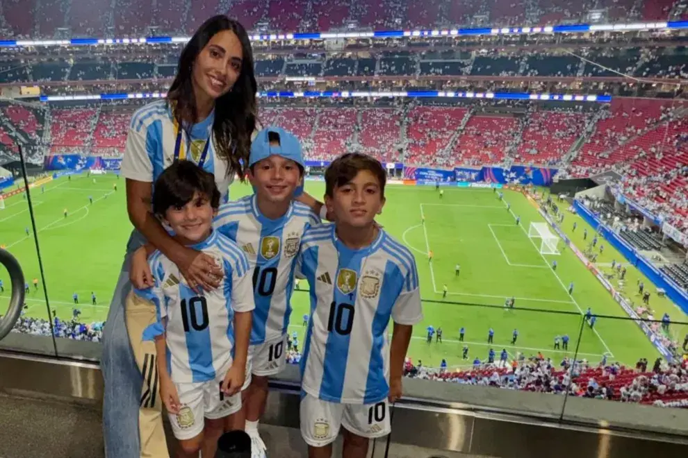 Antonela, fiel a su estilo sporty para la cancha, junto con sus hijos para el debut de la Selección Argentina en la Copa América.